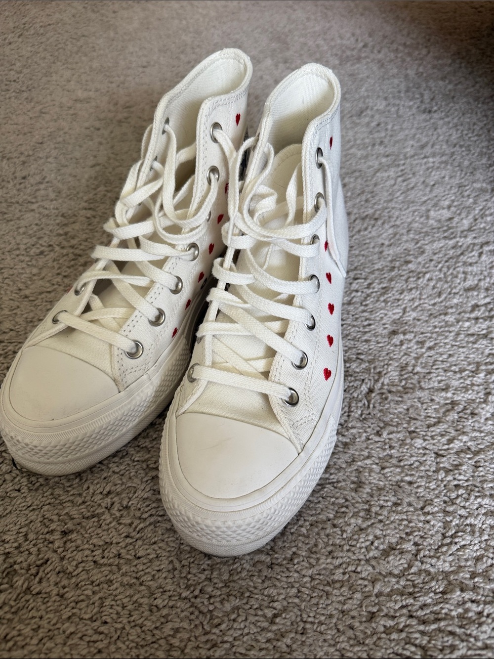 Chuck Taylor All Star Lift Platform High Top embroidered hearts size 8 wmns